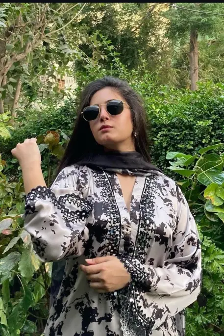 Sonali Threesome Photo 1 of 5